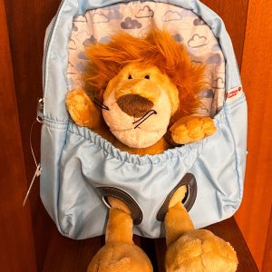 Mochila azul con diseño de león en el Museo de San Isidoro de León