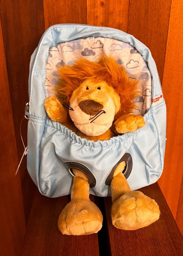Mochila azul con diseño de león en el Museo de San Isidoro de León