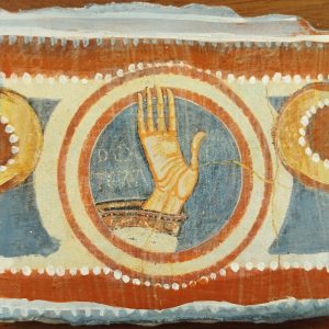 Detalle del frescor románico con la mano de Dios (Dextera Dei) desde un arco en el Panteón Real del Museo de San Isidoro, León