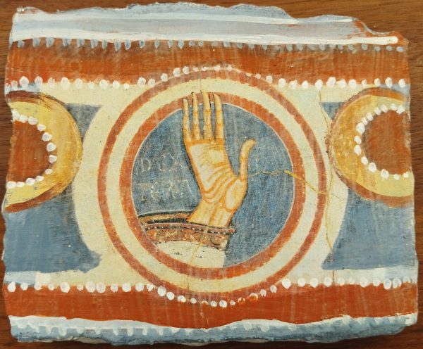 Detalle del frescor románico con la mano de Dios (Dextera Dei) desde un arco en el Panteón Real del Museo de San Isidoro, León