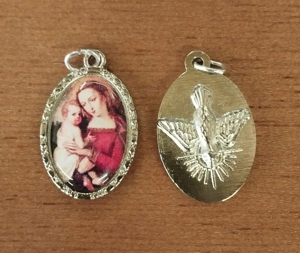 Medalla con dibujo de la virgen con niño entre sus brazos en el Museo San Isidoro de León
