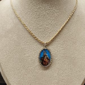 Medalla de la Virgen del Camino expuesta en maniquí
