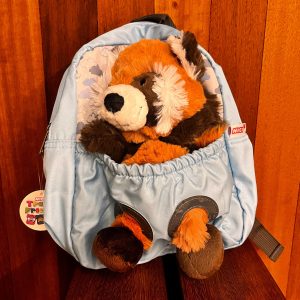 Mochila azul con diseño de panda rojo en el Museo de San Isidoro de León