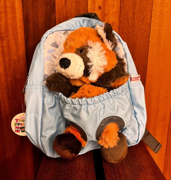 Mochila azul con diseño de panda rojo en el Museo de San Isidoro de León