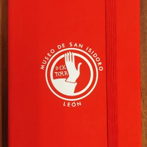 Libreta roja disponible a la venta en el Museo San Isidoro de León