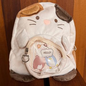 Mochila blanca con diseño de gatito en el Museo de San Isidoro de León