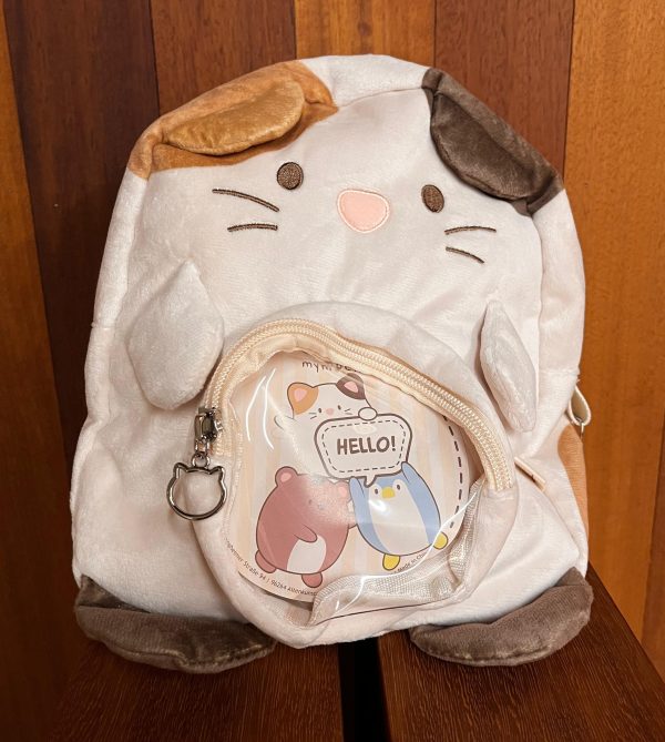 Mochila blanca con diseño de gatito en el Museo de San Isidoro de León