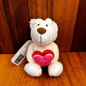 Oso de peluche blanco con corazón expuesto en el Museo de San Isidoro de León