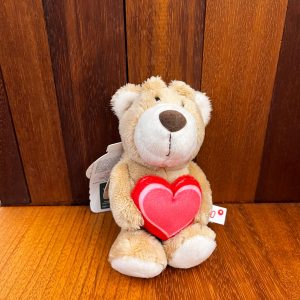 Oso de peluche marrón con corazón expuesto en el Museo de San Isidoro de León