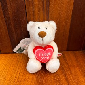 Peluche oso corazón blanco i love you expuesto en el Museo de San Isidoro de León