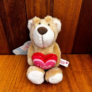 Peluche marrón Oso corazón i love you expuesto en el Museo de San Isidoro de León