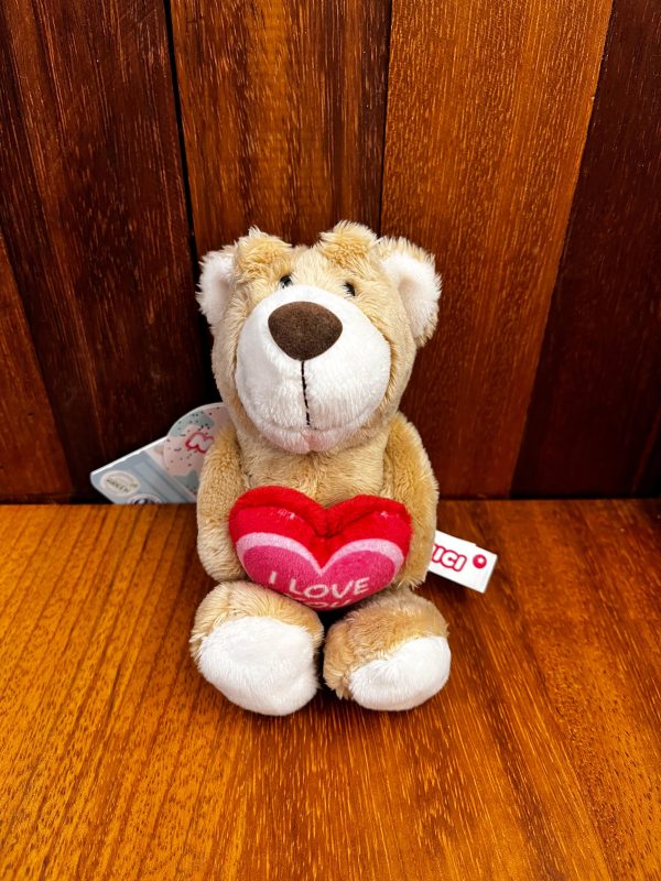 Peluche marrón Oso corazón i love you expuesto en el Museo de San Isidoro de León